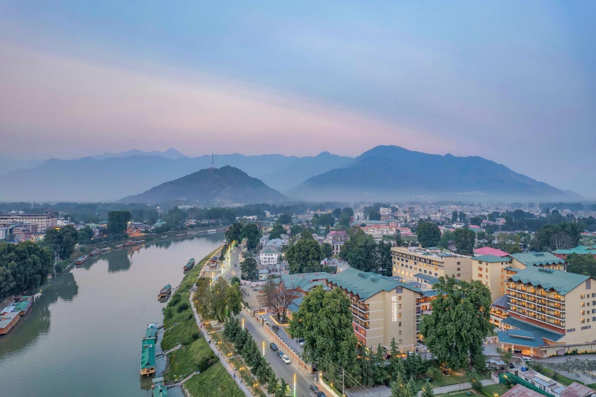 Radisson Collection Hotel & Spa, Riverfront Srinagar Eksteriør billede