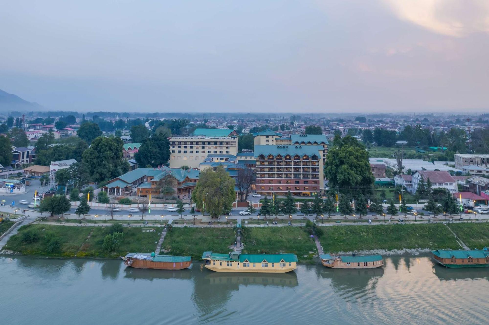 Radisson Collection Hotel & Spa, Riverfront Srinagar Eksteriør billede