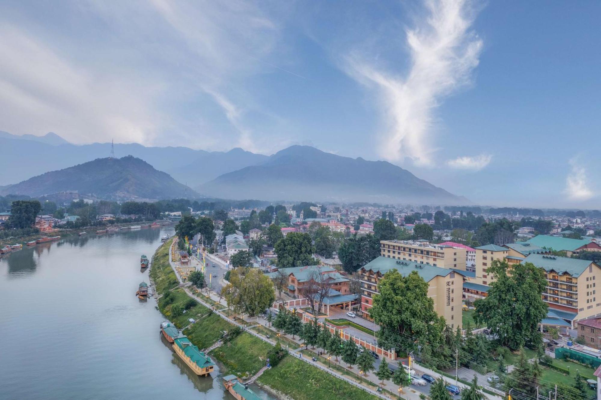 Radisson Collection Hotel & Spa, Riverfront Srinagar Eksteriør billede