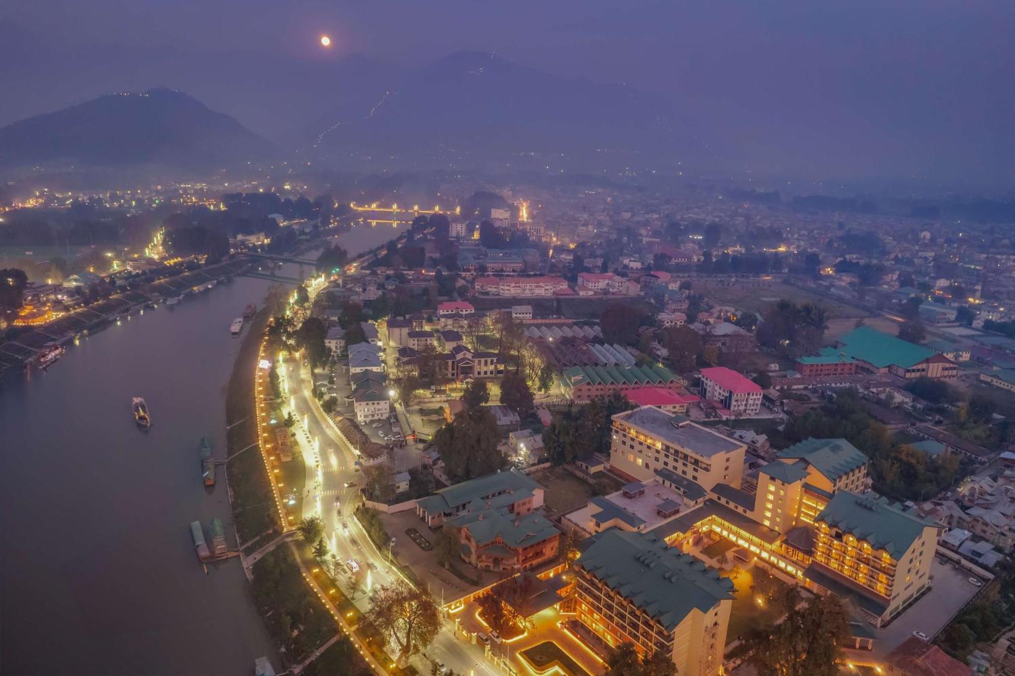 Radisson Collection Hotel & Spa, Riverfront Srinagar Eksteriør billede